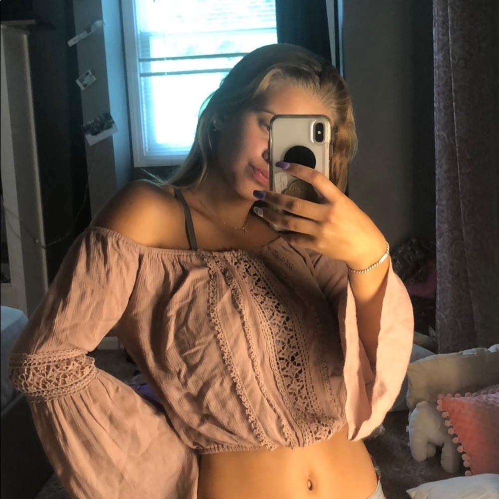 Flowey cropped long sleeve shirt!🤩